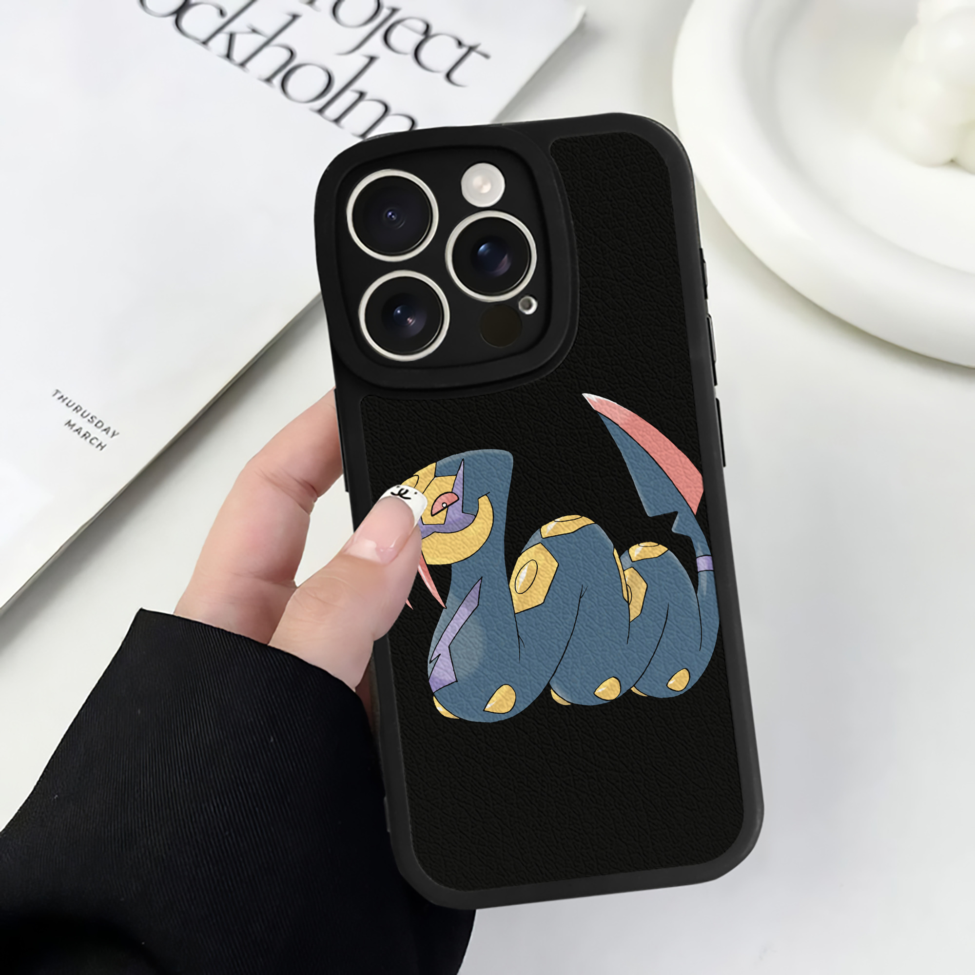 （画像用） ポケットモンスター Pokémon 【iPhone 16シリーズ対応】シリコンスマホケース（レザー調） 材質：シリコン